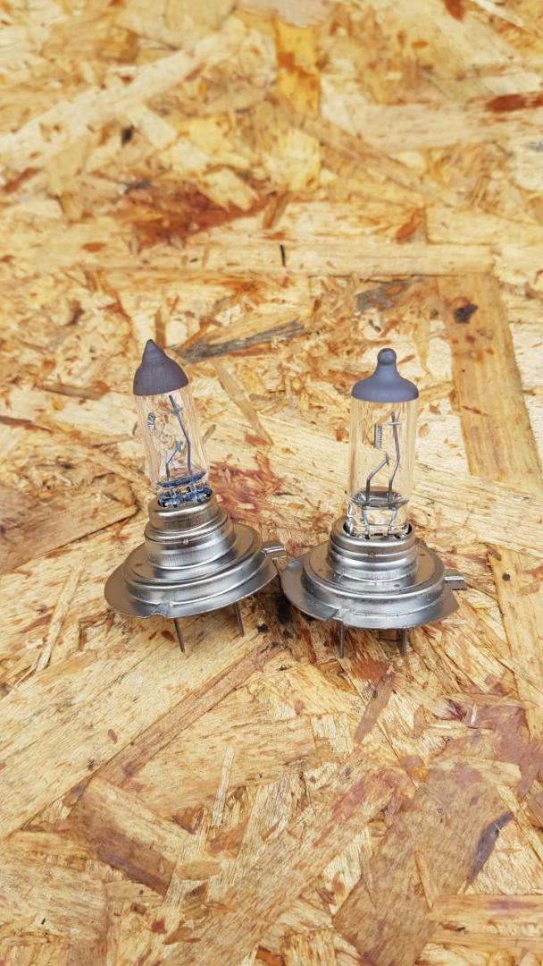 лампочка BMW 5 серия F07/F10/F11 F10 2012, 2.0 л., N47 D20 C, дизель, АКПП, седан, задний привод, правый руль, 64210, 12V55W - фото №1