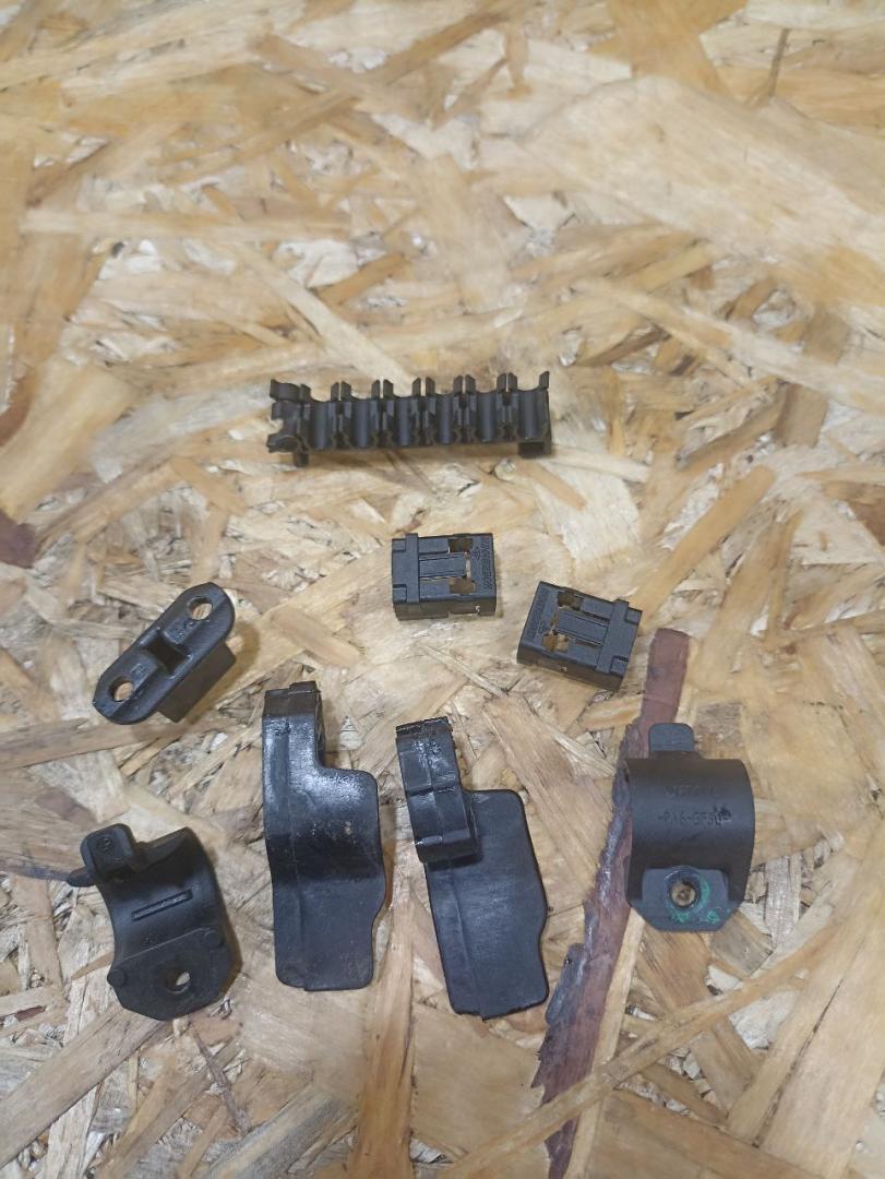 крепление проводки BMW 3 серия E90/E91/E92/E93 E93 2007, 3.0 л., M57 306 D3, дизель, АКПП, кабриолет, задний привод, правый руль - фото №1