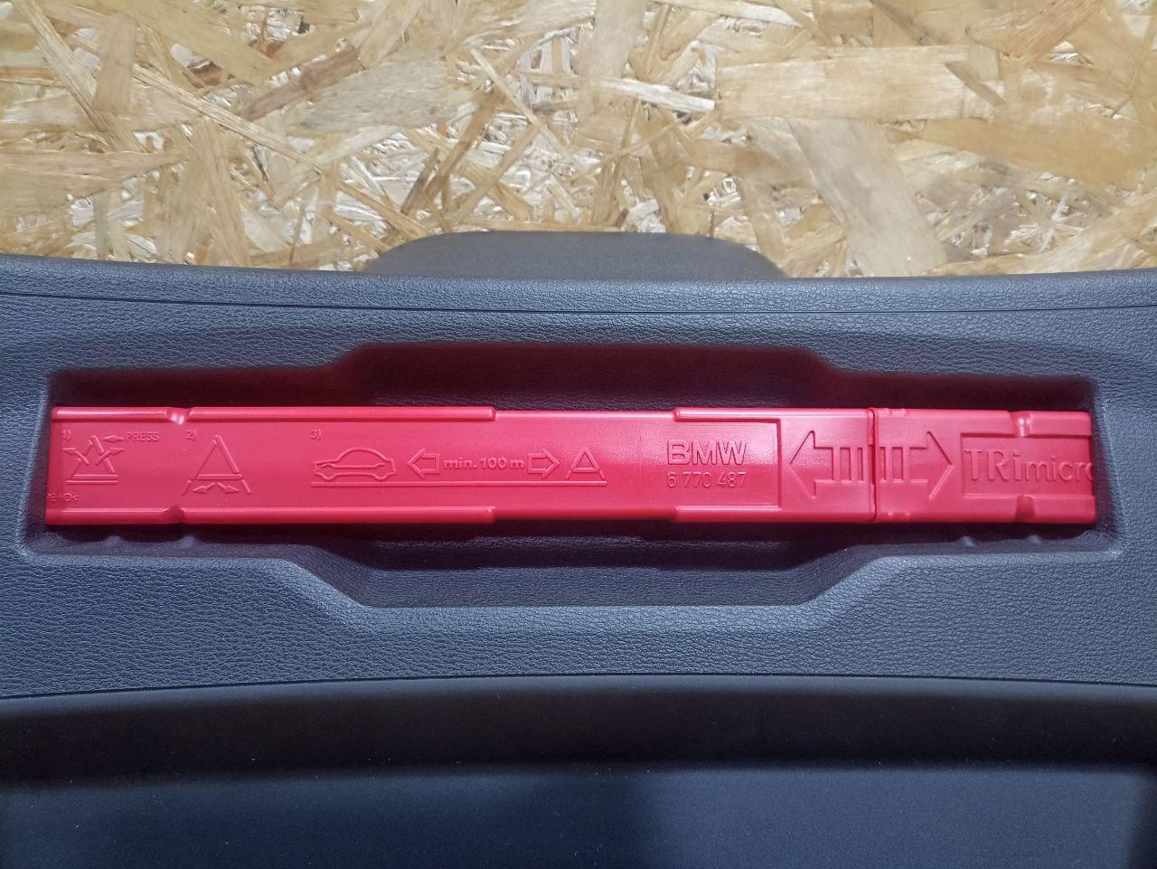 знак аварийной остановки BMW X2 F39 2018, 2.0 л., дизель, АКПП, misano-blau metallic, внедорожник 5 дв., полный привод, правый руль, 6770487, 71606770487, 71606770096, 6770096, 71606768272, 6768272 - фото №1