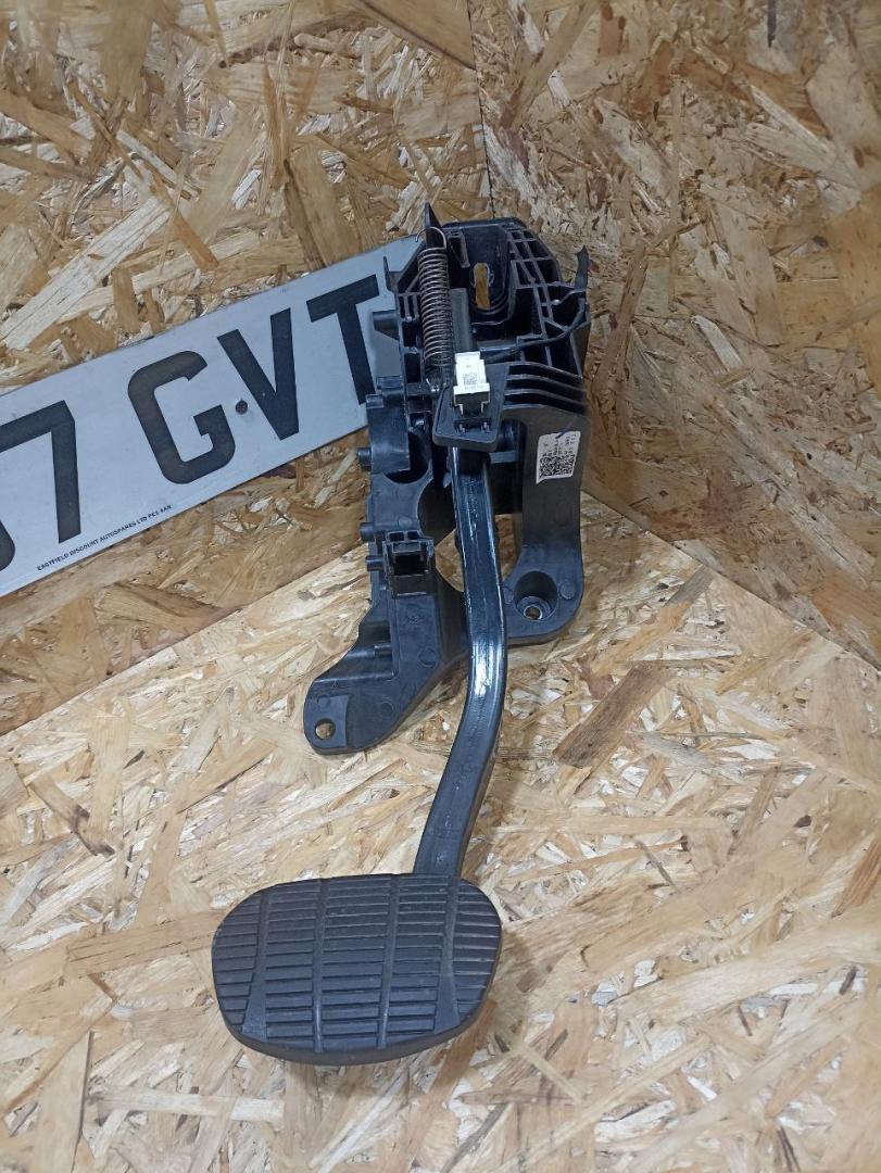 педаль тормоза BMW X2 F39 2018, 2.0 л., дизель, АКПП, misano-blau metallic, внедорожник 5 дв., полный привод, правый руль, 6860677, 6856600, 35006856600 - фото №1