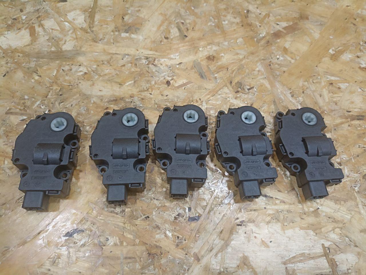 моторчик заслонки печки BMW X2 F39 2018, 2.0 л., дизель, АКПП, misano-blau metallic, внедорожник 5 дв., полный привод, правый руль, 410475520 - фото №1