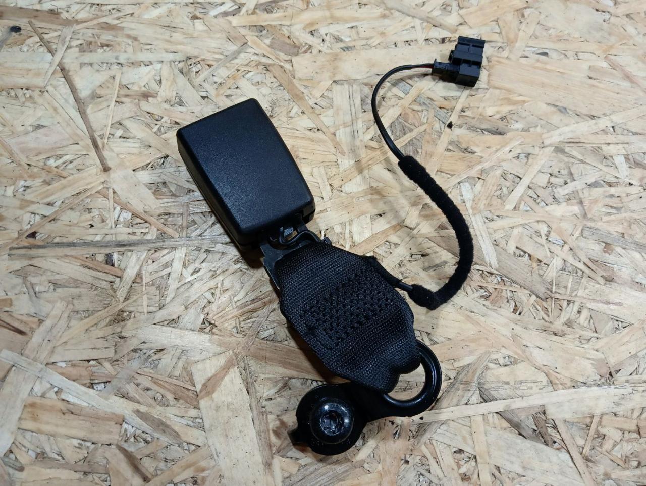 замок ремня безопасности BMW X2 F39 2018, 2.0 л., дизель, МКПП, внедорожник 5 дв., полный привод, правый руль, 7215744, 72117215744 - фото №1