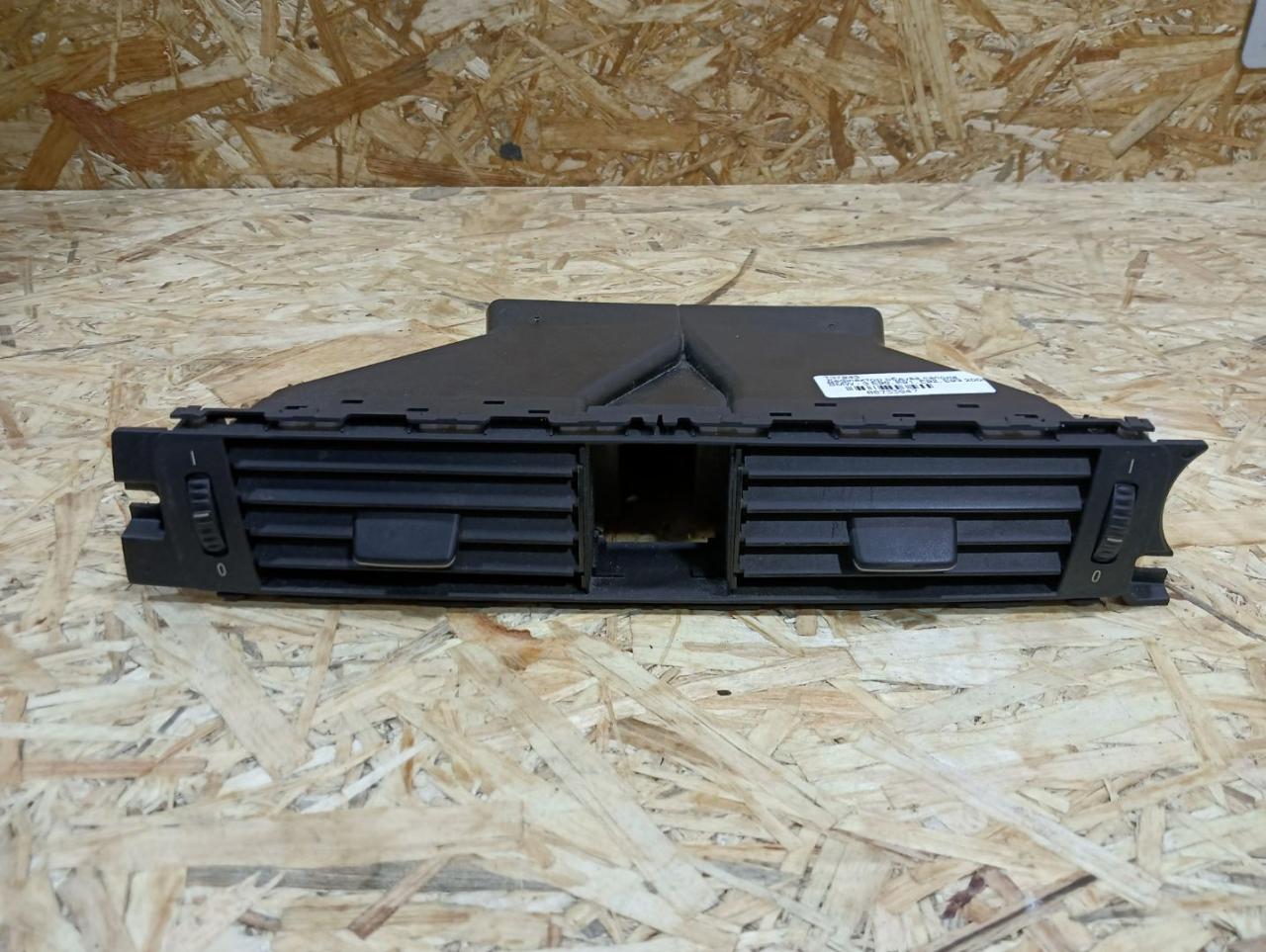 дефлектор обдува салона BMW 3 серия E90/E91/E92/E93 E93 2007, 3.0 л., M57 306 D3, дизель, АКПП, кабриолет, задний привод, правый руль, 64229130464, 9130464, 64229151174, 9151174, 64229123302, 9123302, 64227144253, 7144253 - фото №1