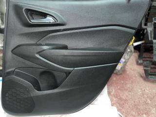 обшивка двери задняя правая Chevrolet Trax 1 поколение [рестайлинг] 2023, 1.2 л., бензин, синий, внедорожник 5 дв., передний привод, 42809102