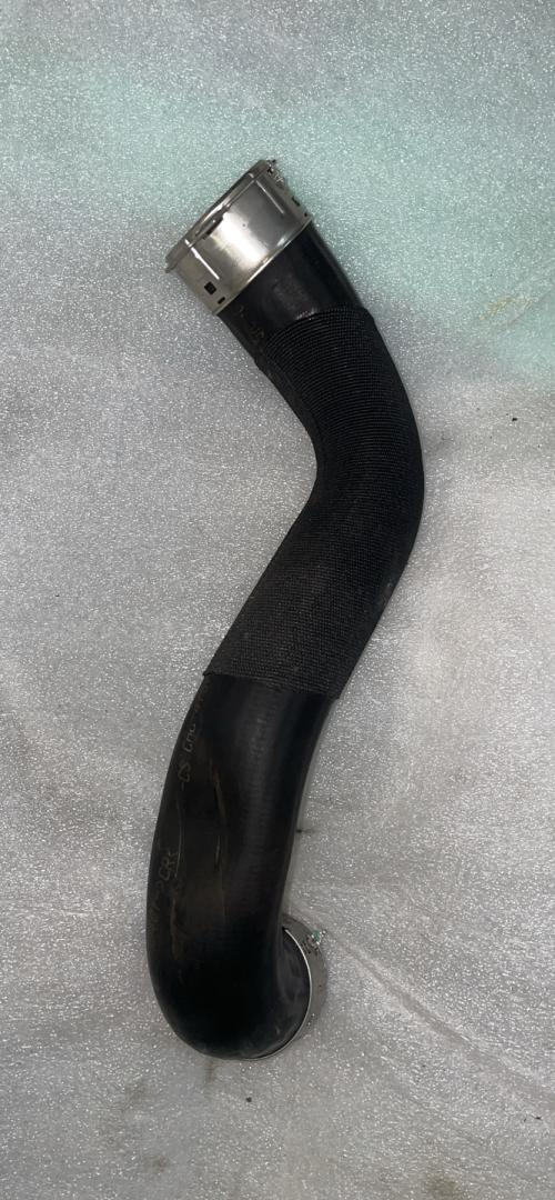 патрубок интеркулера Chevrolet TrailBlazer 3 поколение 2020, 1.3 л., бензин, вариатор, белый, внедорожник 5 дв., передний привод, 60004316 - фото №1