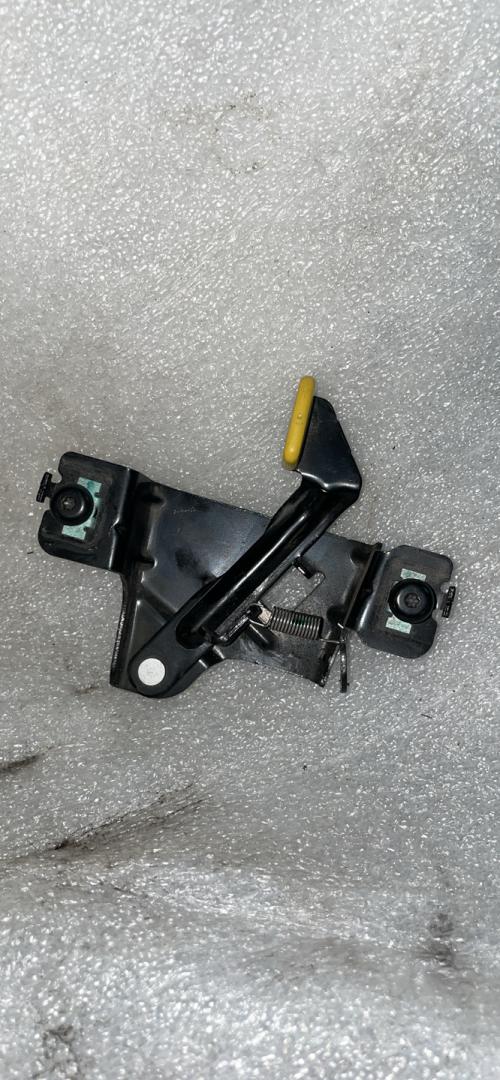 замок капота Chevrolet TrailBlazer 3 поколение 2020, 1.3 л., бензин, вариатор, белый, внедорожник 5 дв., передний привод - фото №1