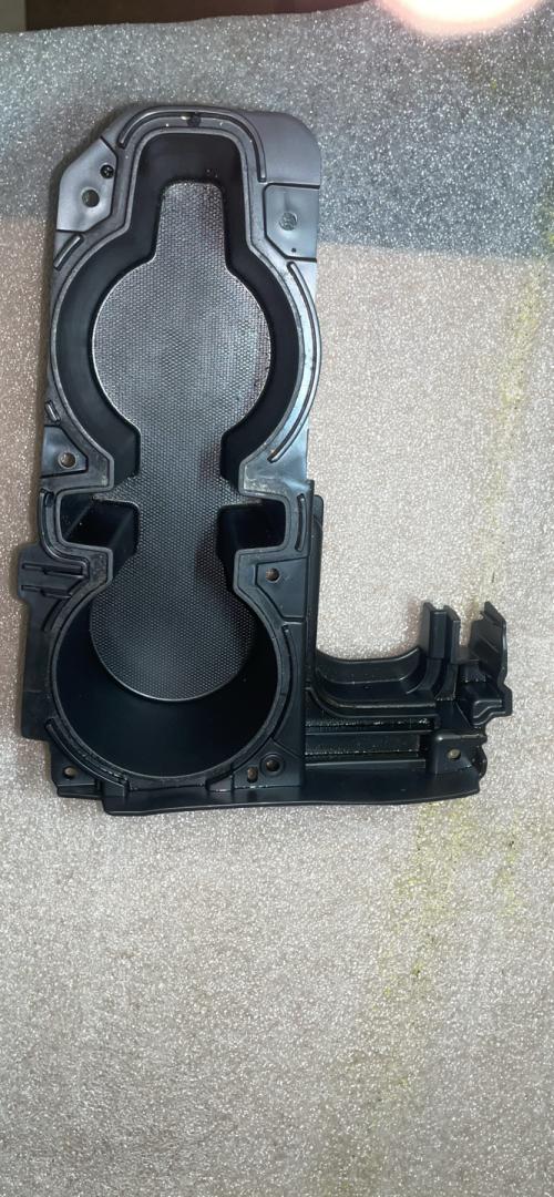 подстаканник Chevrolet TrailBlazer 3 поколение 2020, 1.3 л., бензин, вариатор, белый, внедорожник 5 дв., передний привод, 42620636 - фото №1