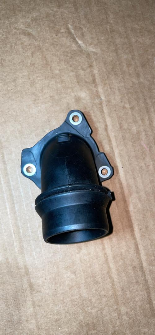 гофра инжектора Chevrolet TrailBlazer 3 поколение 2022, 1.3 л., бензин, вариатор, белый, хетчбэк 5 дв., передний привод, 12685192 - фото №1