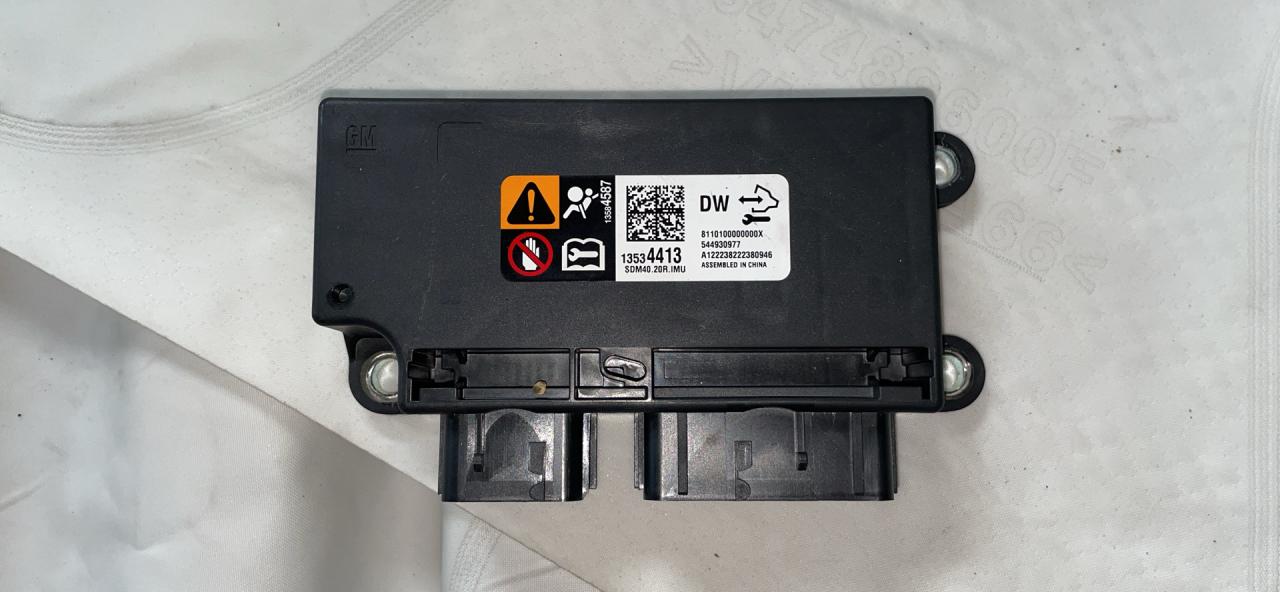 блок AirBag Chevrolet TrailBlazer 3 поколение 2022, 1.3 л., бензин, вариатор, белый, хетчбэк 5 дв., передний привод, 13534413 - фото №1