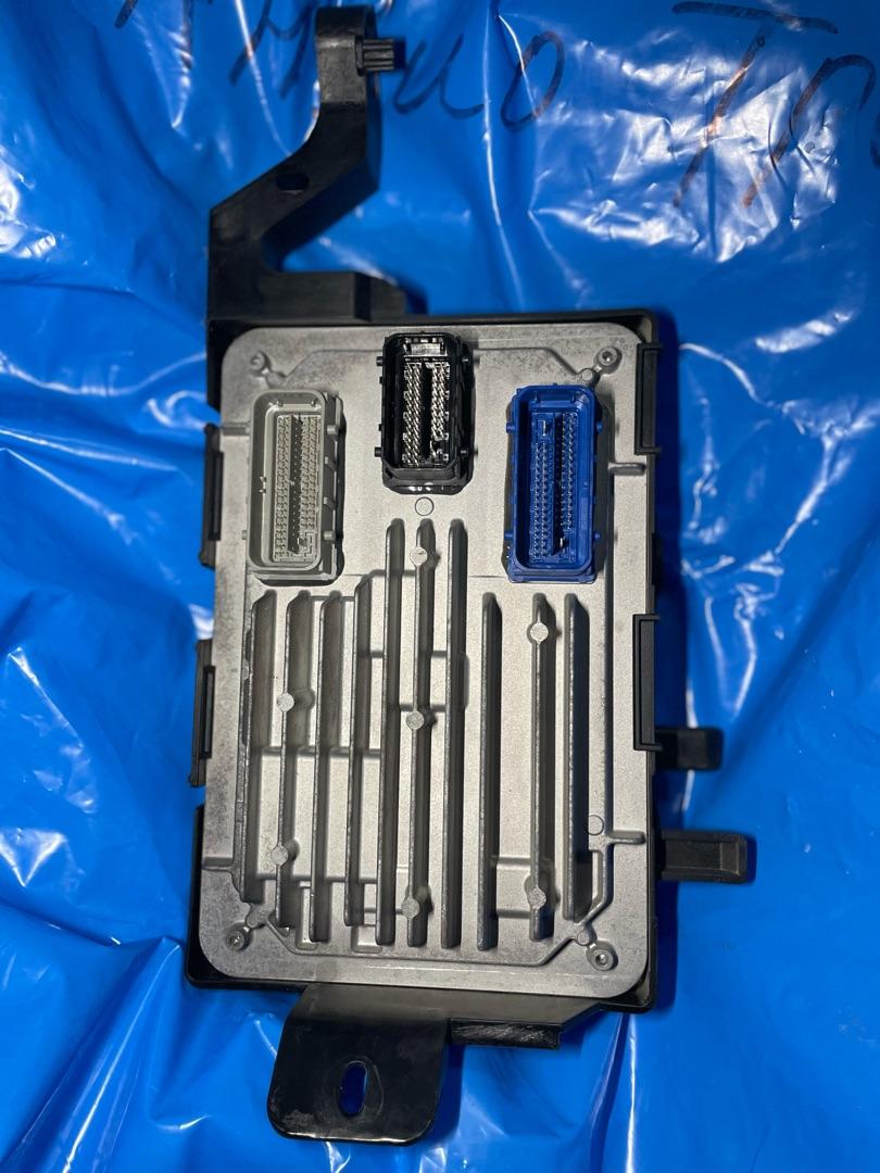 блок управления двигателем Chevrolet TrailBlazer 3 поколение 2022, 1.3 л., бензин, вариатор, белый, хетчбэк 5 дв., передний привод, 12730098 - фото №1