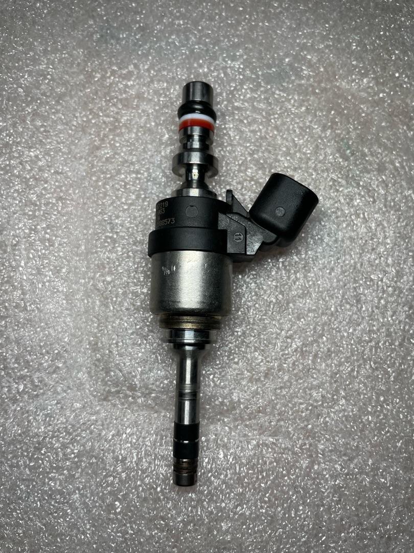 форсунка Chevrolet TrailBlazer 3 поколение 2022, 1.3 л., бензин, вариатор, белый, хетчбэк 5 дв., передний привод, 12698573 - фото №1