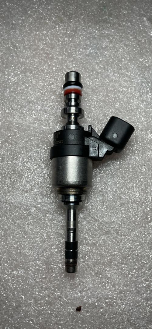 форсунка Chevrolet TrailBlazer 3 поколение 2022, 1.3 л., бензин, вариатор, белый, хетчбэк 5 дв., передний привод, 12698573 - фото №1