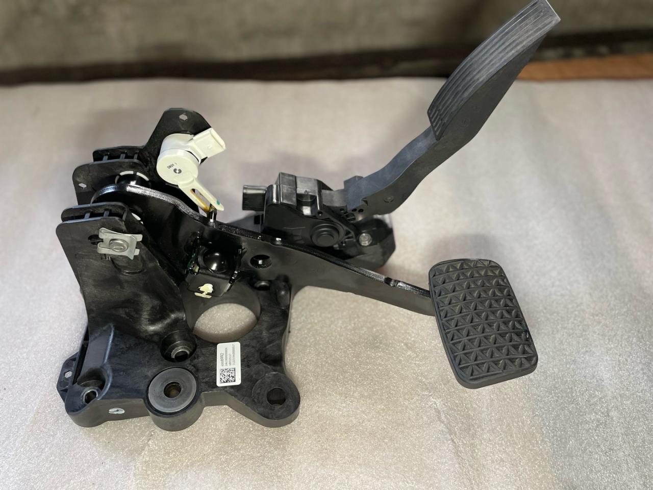 узел педальный (блок педалей) Chevrolet TrailBlazer 3 поколение 2022, 1.3 л., бензин, вариатор, белый, хетчбэк 5 дв., передний привод, 60006992, 42795022 - фото №1