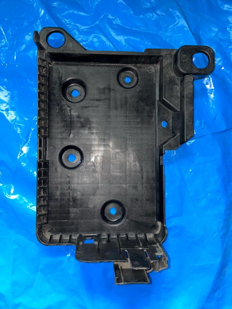 полка аккумулятора Chevrolet TrailBlazer 3 поколение 2022, 1.3 л., бензин, вариатор, белый, хетчбэк 5 дв., передний привод, 60003161 - фото №1