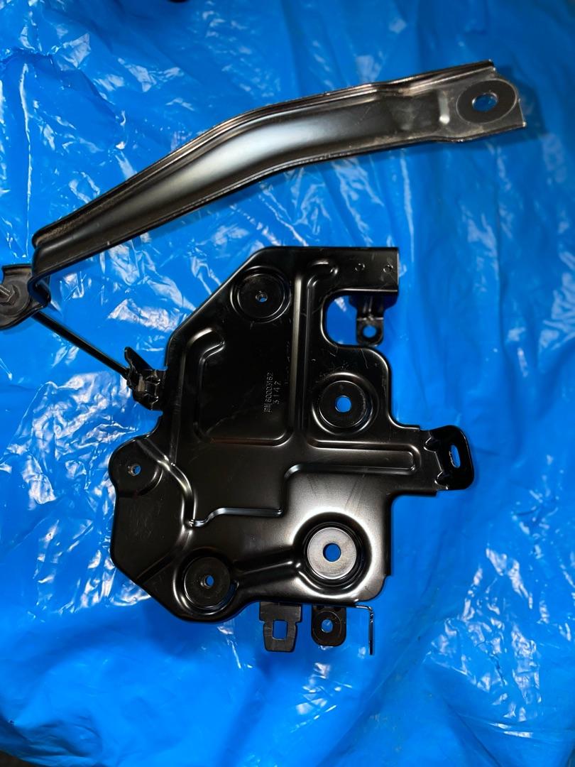 полка аккумулятора Chevrolet TrailBlazer 3 поколение 2022, 1.3 л., бензин, вариатор, белый, хетчбэк 5 дв., передний привод, 60003162, 42581131 - фото №1