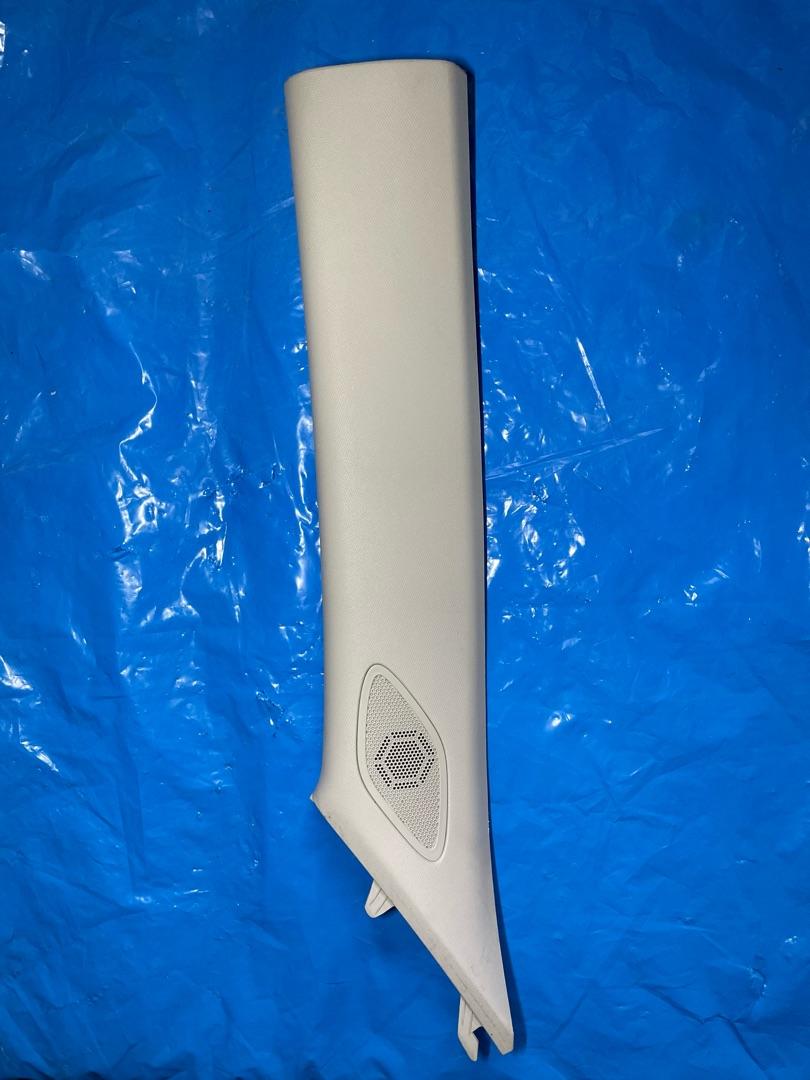 обшивка стойки Chevrolet TrailBlazer 3 поколение 2020, 1.3 л., бензин, вариатор, белый, внедорожник 5 дв., передний привод, 42722681, 42722686 - фото №1