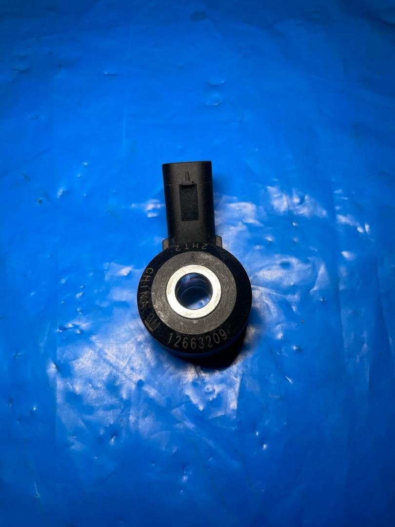 датчик детонации Chevrolet TrailBlazer 3 поколение 2022, 1.3 л., бензин, вариатор, белый, хетчбэк 5 дв., передний привод, 12663209 - фото №1