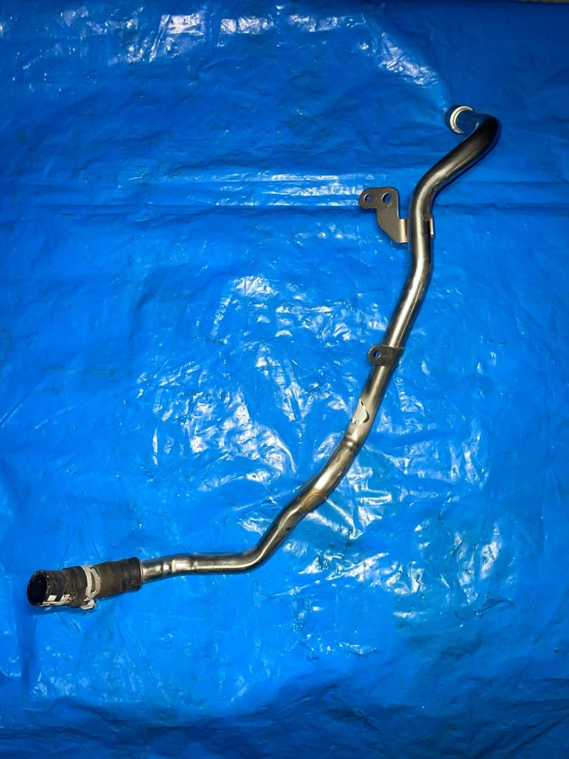 трубка охлаждающей жидкости Chevrolet TrailBlazer 3 поколение 2022, 1.3 л., бензин, вариатор, белый, хетчбэк 5 дв., передний привод - фото №1