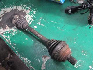 полуось передняя левая (приводной вал, ШРУС) Volkswagen Caddy 2 поколение 2004, 2.0 л., SDi, дизель, МКПП, фургон