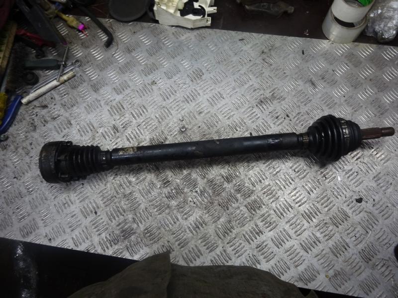полуось передняя правая (приводной вал, ШРУС) Volkswagen Polo 3 поколение 1999, 1.4 л., бензин - фото №1