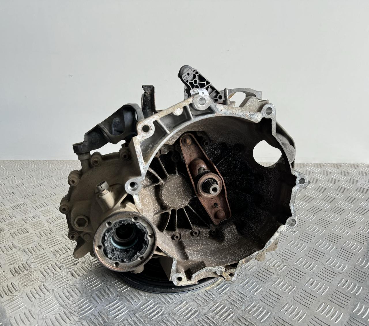 КПП механическая (МКПП) Skoda Fabia 2 поколение (5J) 2009, 1.2 л., i, бензин, МКПП, передний привод, LVC - фото №1