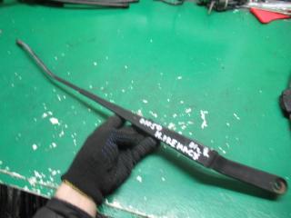 щеткодержатель (поводок стеклоочистителя, дворник) Mazda Premacy 1 поколение 2001, 2.0 л., дизель, МКПП, минивэн