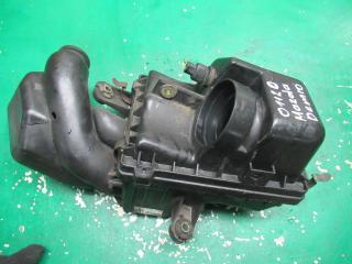 корпус воздушного фильтра Mazda Demio DW [рестайлинг] 1999, 1.3 л., бензин, МКПП, хетчбэк 5 дв.