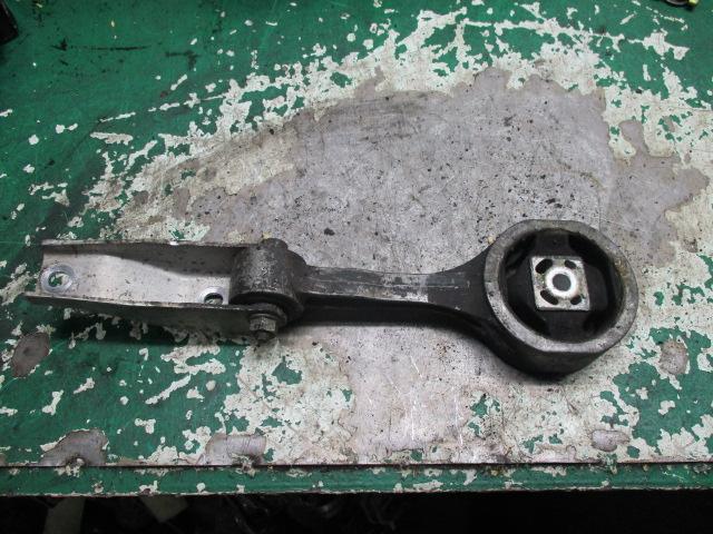 кронштейн КПП Volkswagen Polo 4 поколение 2003, 6Q0199851AE - фото №1