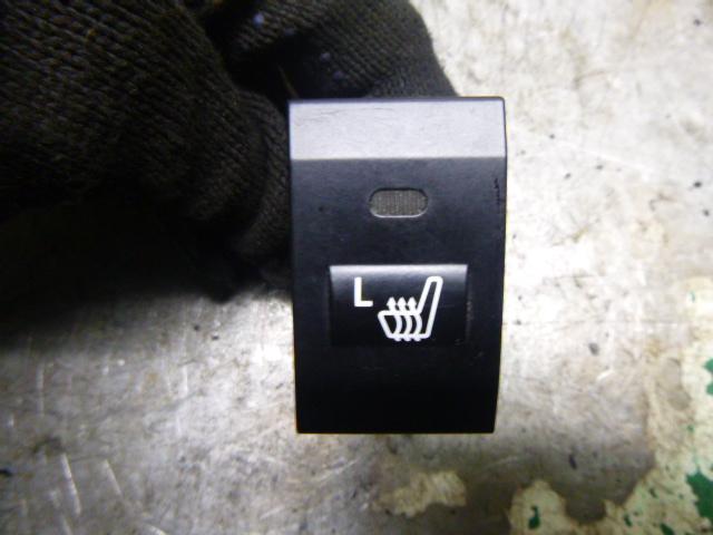 кнопка обогрева сидений Kia Sorento 1 поколение 2005, 2.5 л., дизель, АКПП, внедорожник 5 дв. - фото №1