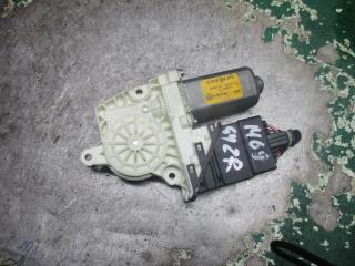 моторчик стеклоподъемника задний правый Volkswagen Golf 3 поколение 1999, 1.4 л., бензин, МКПП, хетчбэк 5 дв.