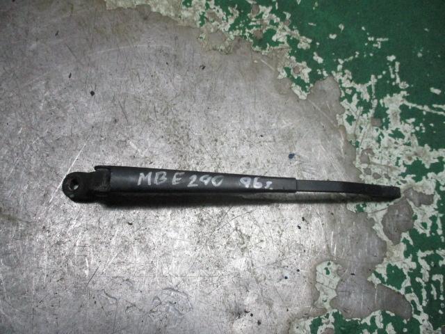 щеткодержатель (поводок стеклоочистителя, дворник) Mercedes-Benz E-Класс W210/S210 1998, 2.9 л., дизель, АКПП, универсал - фото №1