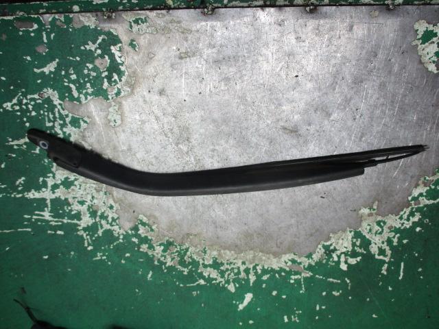 щеткодержатель (поводок стеклоочистителя, дворник) Ford Ka 1 поколение 2001, 1.3 л., бензин, МКПП, хетчбэк 5 дв. - фото №1