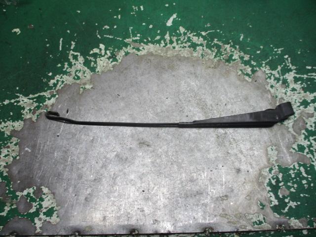 щеткодержатель (поводок стеклоочистителя, дворник) Ford Ka 1 поколение 2001, 1.3 л., бензин, МКПП, хетчбэк 5 дв., 97KG17527AC - фото №1