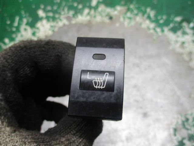 кнопка обогрева сидений Kia Sorento 1 поколение 2003, 2.5 л., дизель, МКПП, внедорожник 5 дв., 864W030001 - фото №1