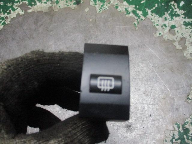 кнопка обогрева заднего стекла Kia Sorento 1 поколение 2003, 2.5 л., дизель, МКПП, внедорожник 5 дв., 864W03000 - фото №1