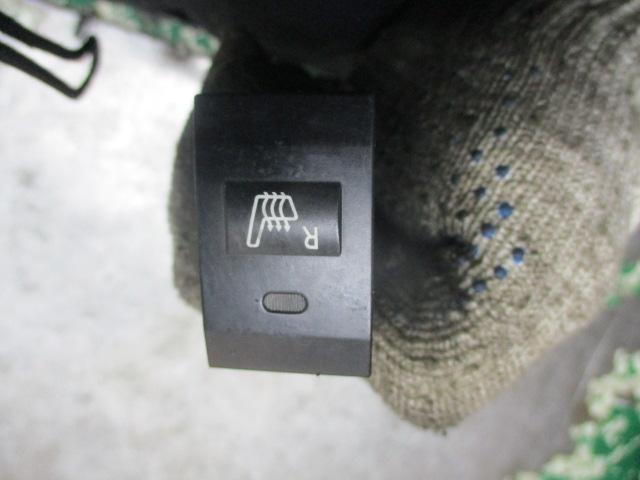 кнопка обогрева сидений Kia Sorento 1 поколение 2003, 2.5 л., дизель, МКПП, внедорожник 5 дв., 864W030001 - фото №1