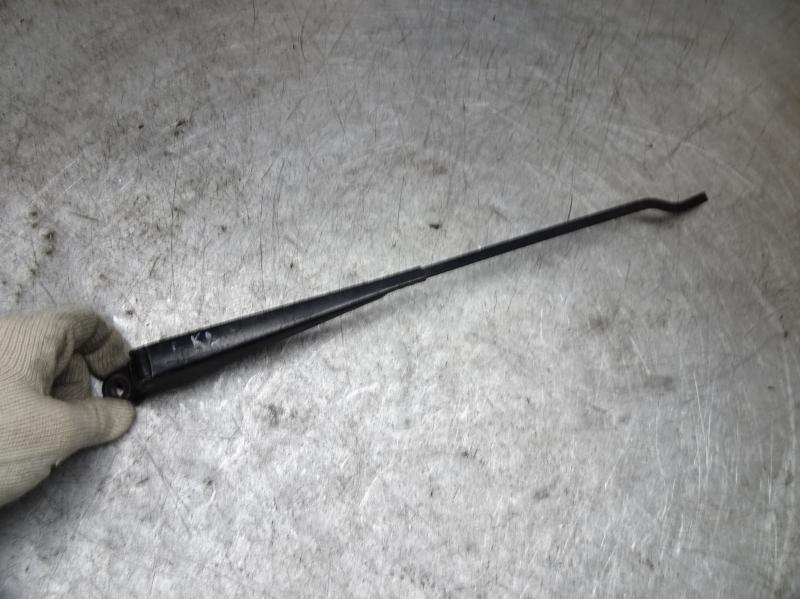 щеткодержатель (поводок стеклоочистителя, дворник) Ford Ka 1 поколение 1997, 97KG17526AC - фото №1