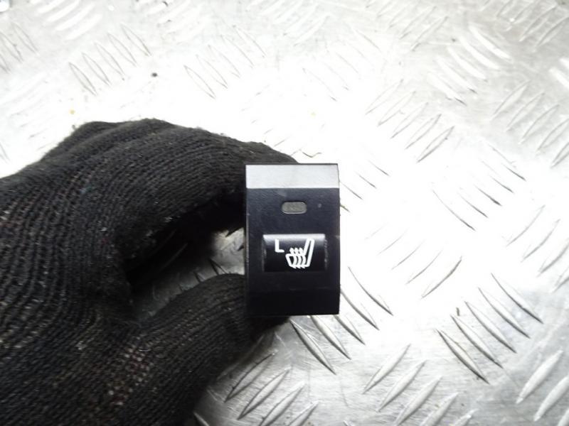 кнопка обогрева сидений Kia Sorento 1 поколение 2004, 2.5 л., дизель, МКПП, внедорожник 5 дв., 937403E000 - фото №1