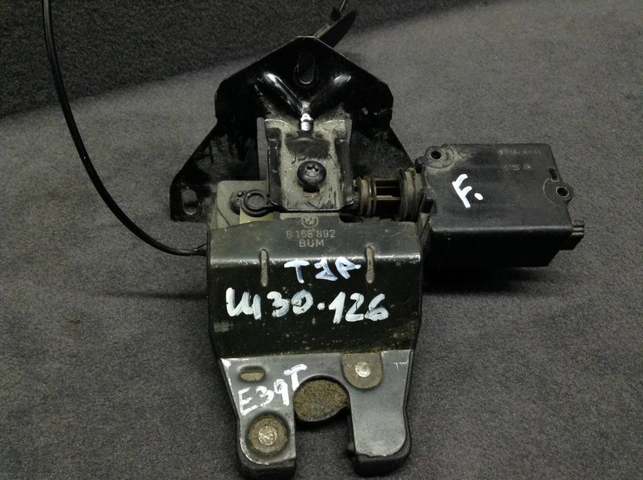 замок багажника BMW 5 серия E39 2000, 2.0 л., M52 B20 (206S3), бензин, АКПП, универсал, 8168892 - фото №1