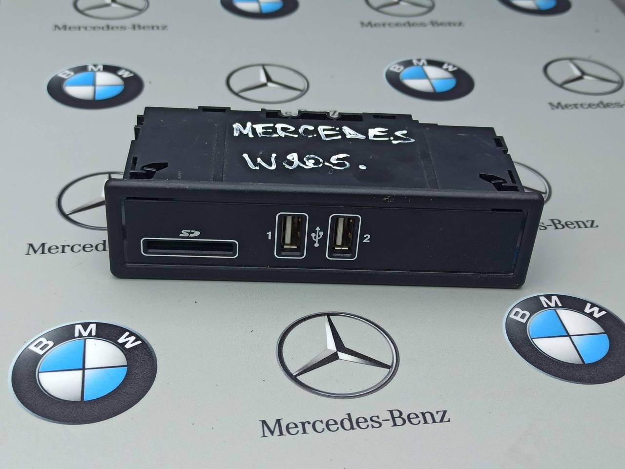 разъем AUX / USB Mercedes-Benz C-Класс W205/S205/C205 2017, A2058200226 - фото №1