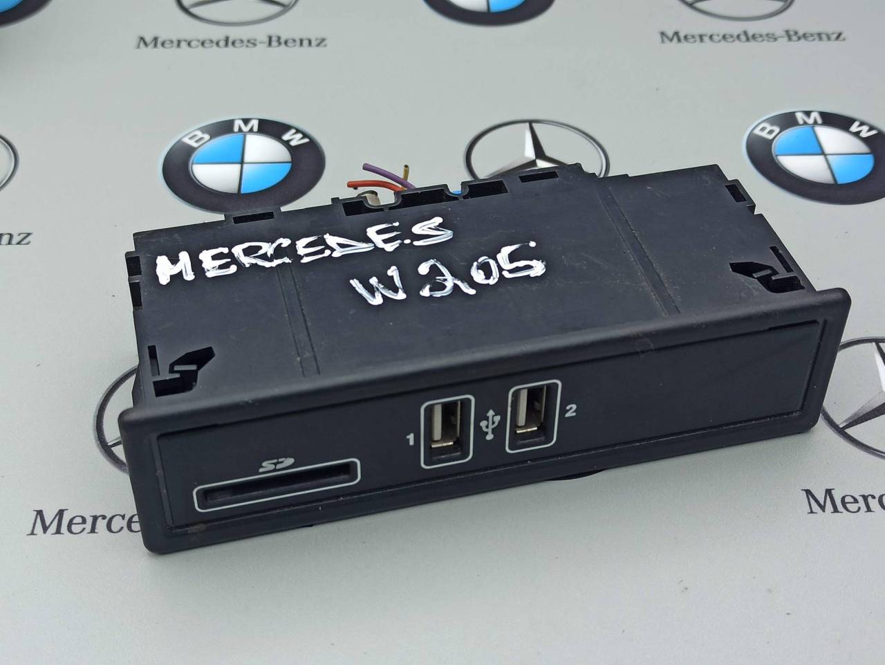 разъем AUX / USB Mercedes-Benz C-Класс W205/S205/C205 2017, A2058200226 - фото №1