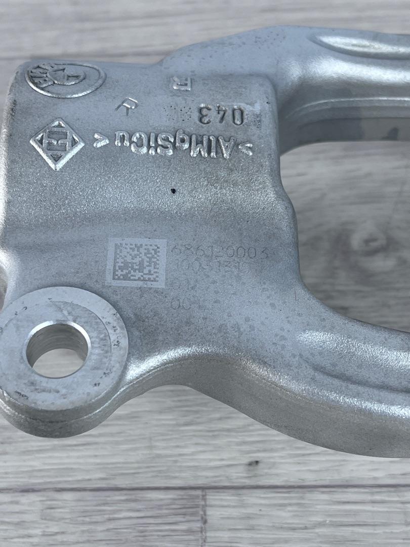 крепление амортизатора BMW 5 серия G30/G31 (2016 - 2020), 3.0 л., B58 B30 A, бензин, полный привод, 31126861200, 6861200 - фото №1