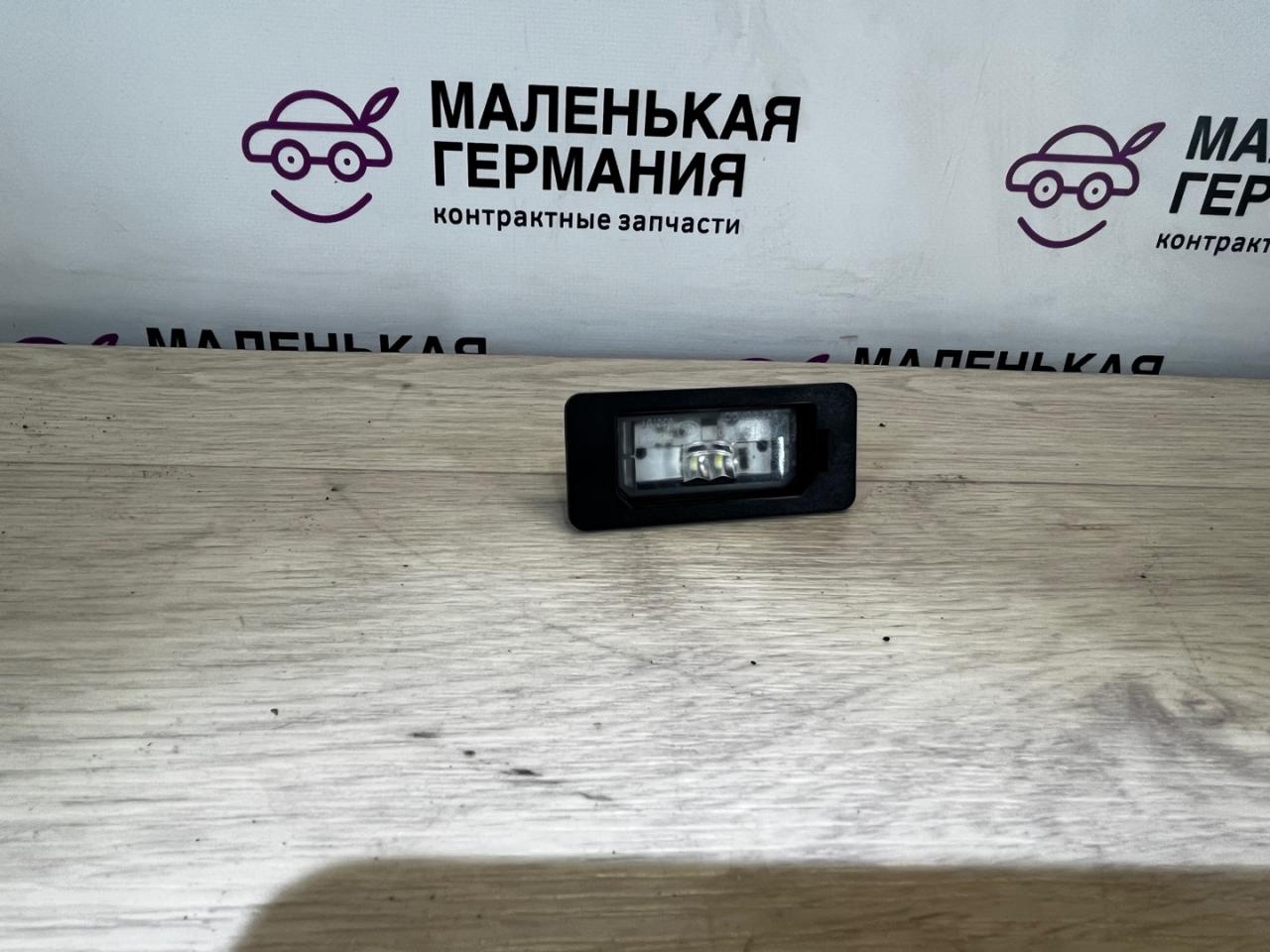 подсветка номера BMW 5 серия G30/G31 G30 2017, 3.0 л., B58 B30 A, бензин, АКПП, темно-синий, седан, полный привод, 63267410302, 7410302 - фото №1