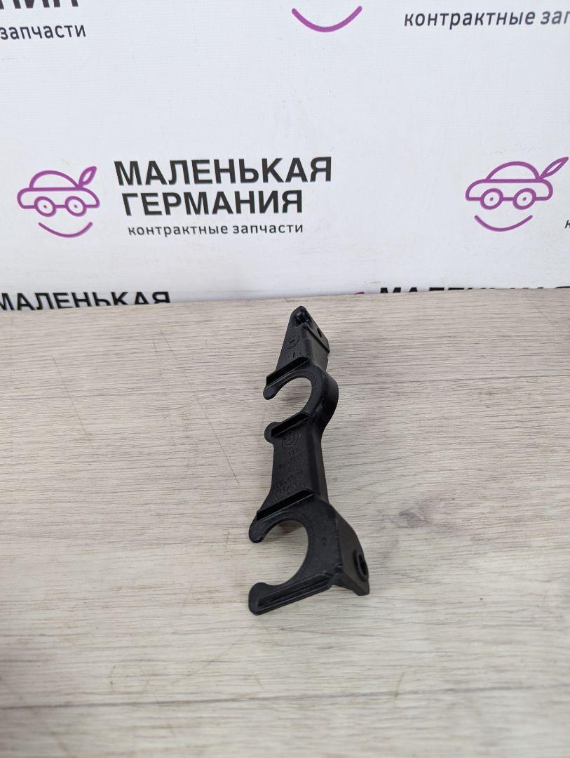 кронштейн (крепление) BMW 5 серия G30/G31 G30 2017, 3.0 л., B58 B30 A, бензин, АКПП, темно-синий, седан, полный привод, 13718607951, 8607951 - фото №1