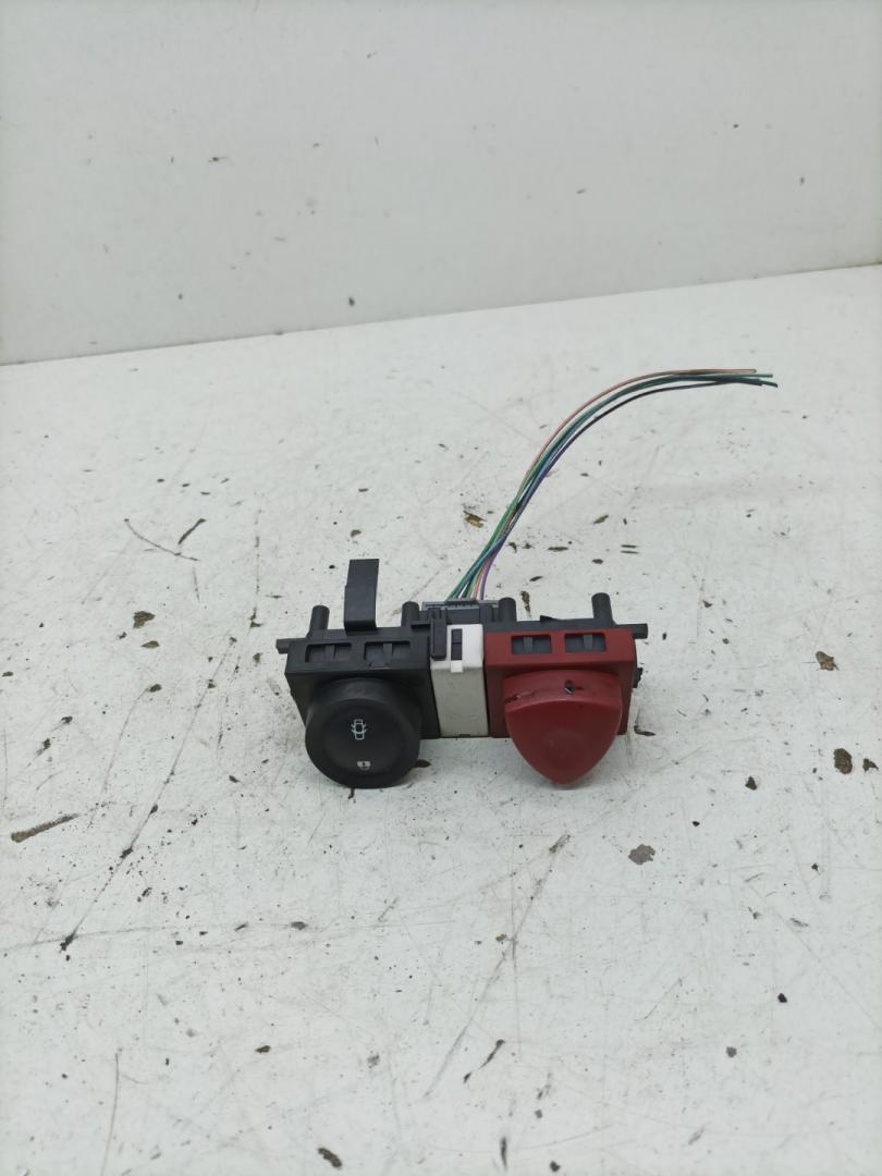 кнопка аварийной сигнализации Renault Megane 2 поколение 2004, 1.9 л., дизель, МКПП, хетчбэк 5 дв. - фото №1