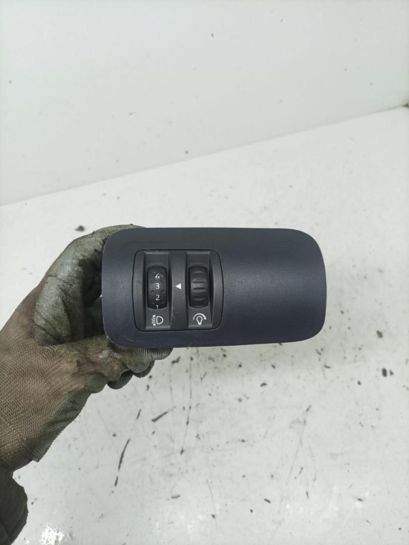 кнопка (выключатель) Renault Megane 2 поколение 2004, 1.9 л., дизель, МКПП, хетчбэк 5 дв., 8200095495 - фото №1