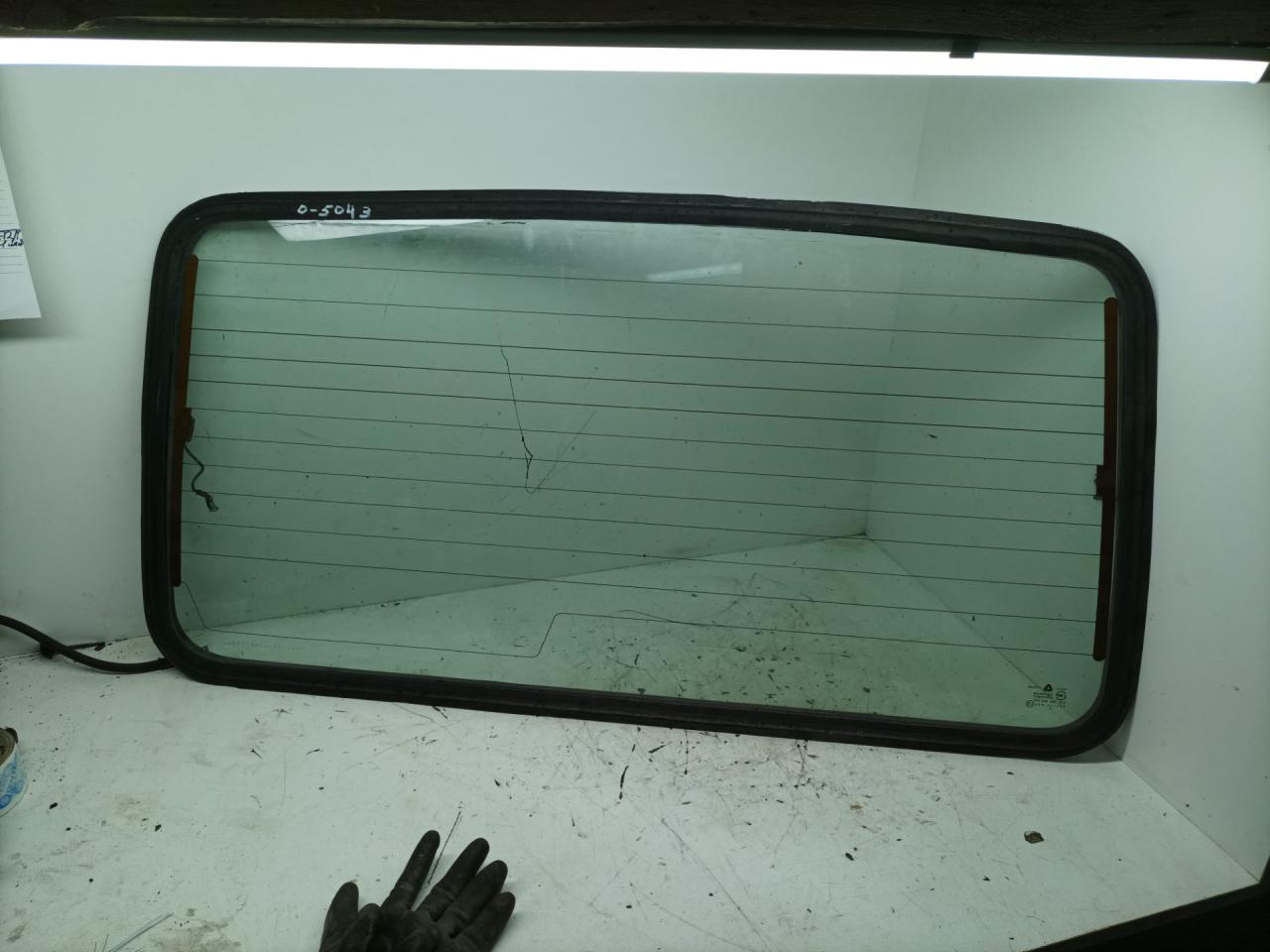 стекло заднее Hyundai Galloper 1 поколение 1997, 2.5 л., дизель, МКПП, внедорожник 5 дв. - фото №1