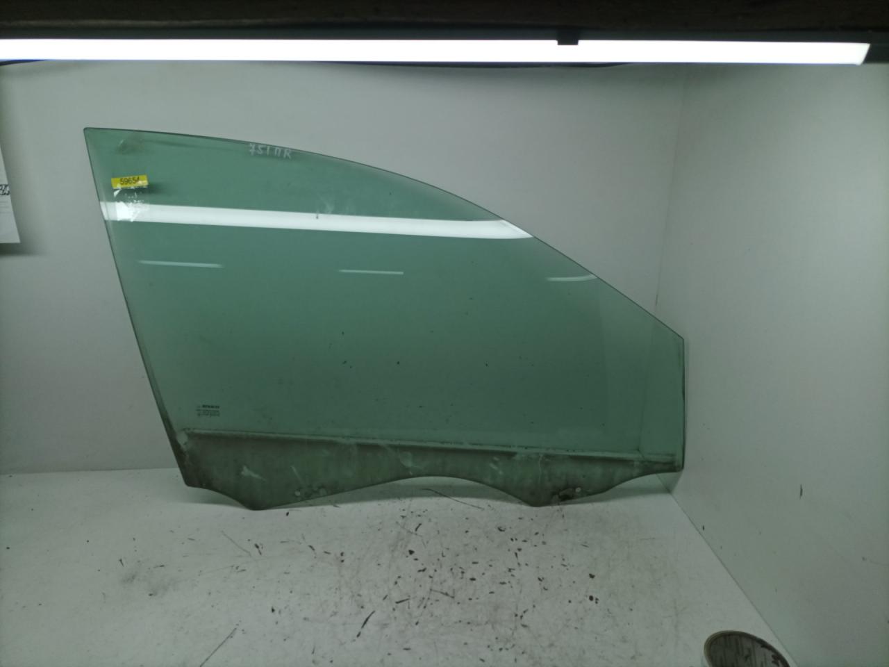 стекло двери передней правой Renault Megane 2 поколение 2004, 1.9 л., дизель, МКПП, хетчбэк 5 дв. - фото №1