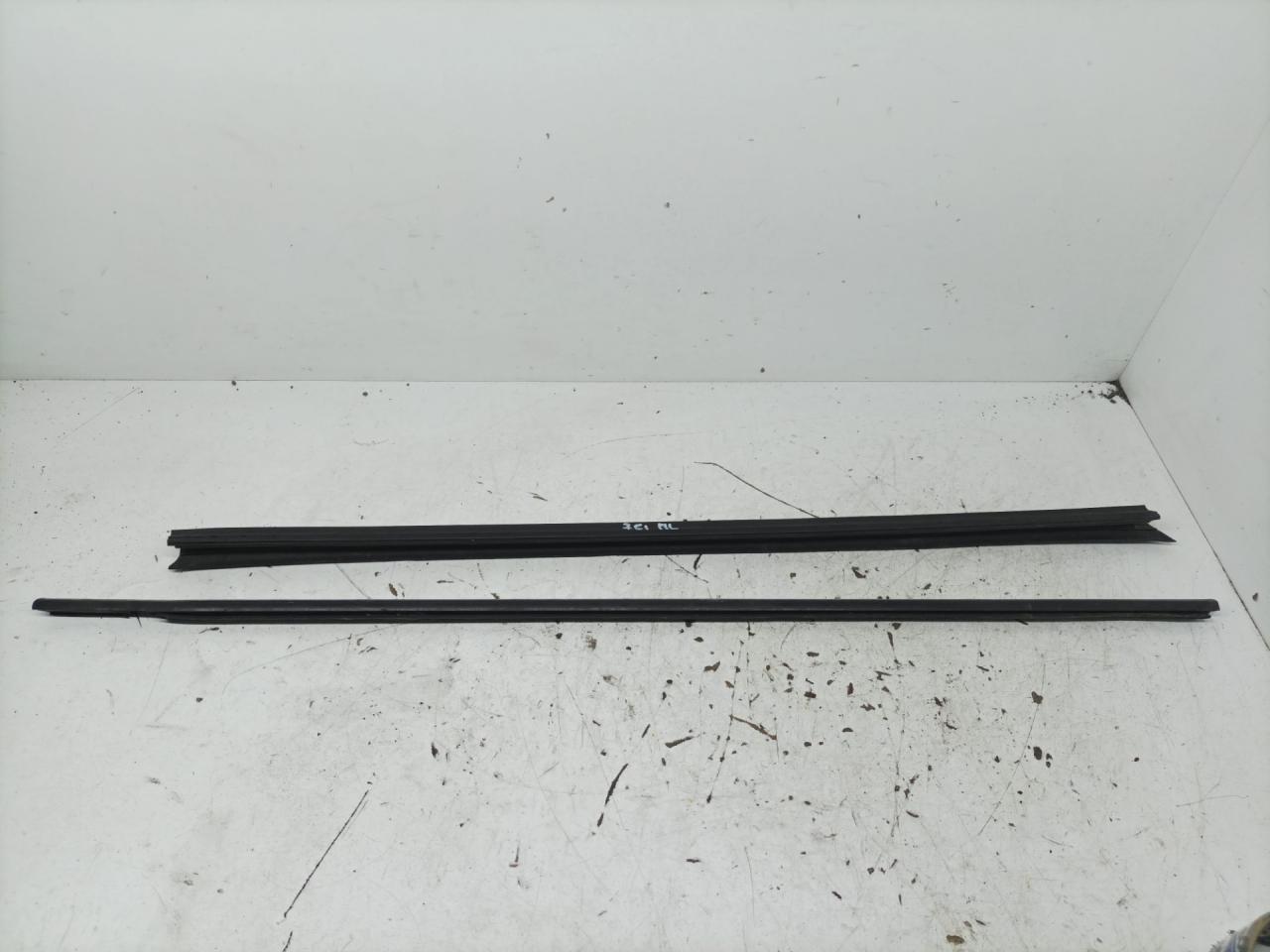 уплотнитель двери Renault Megane 2 поколение 2004, 1.9 л., дизель, МКПП, хетчбэк 5 дв. - фото №1