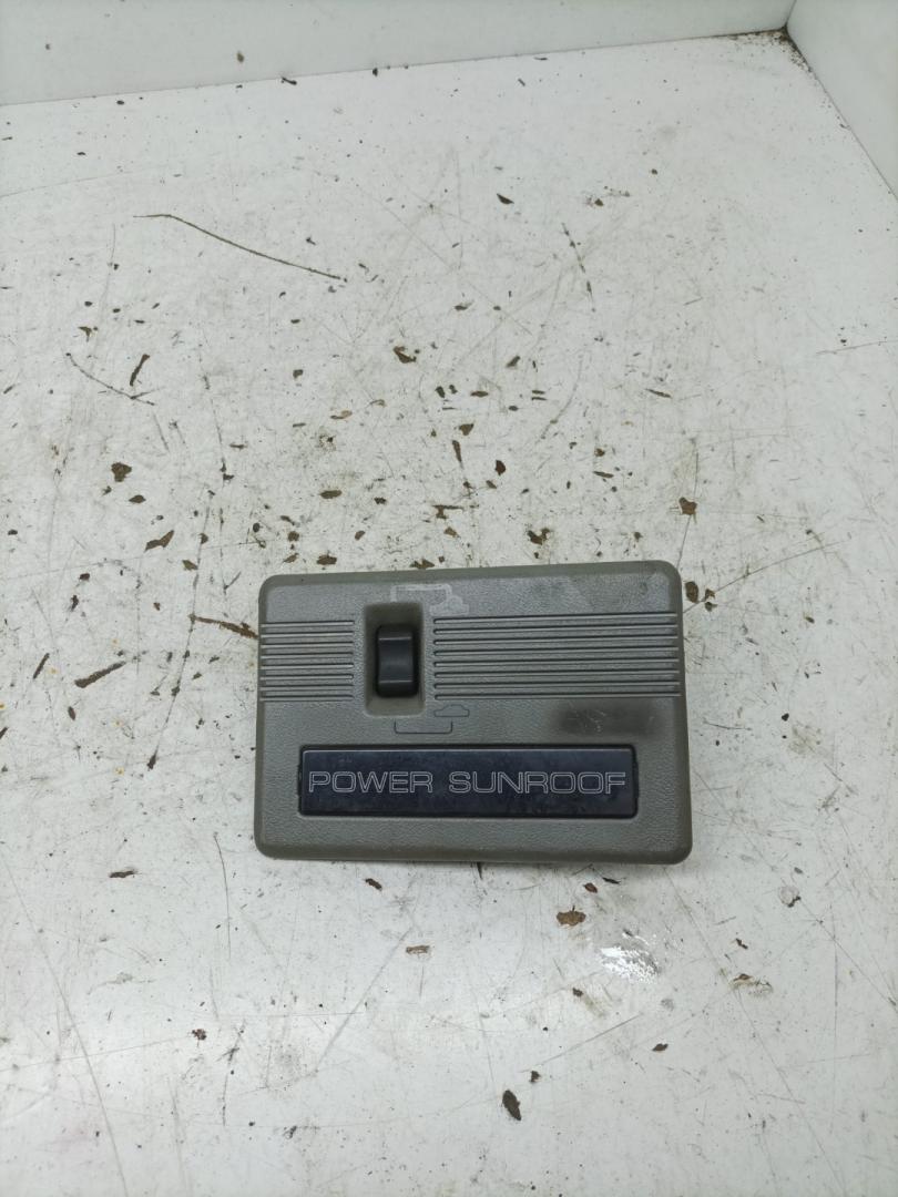 кнопка открывания люка Mitsubishi Pajero 2 поколение 1997, 2.5 л., 4D56 (8V), дизель, МКПП, внедорожник 5 дв. - фото №1